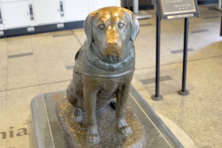 シンシアの銅像1